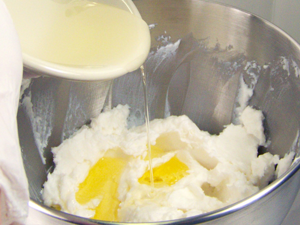 add carrier oil to the bath butter base