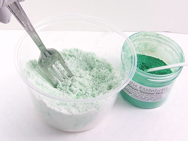 stir mica and bath fizzy base to combine